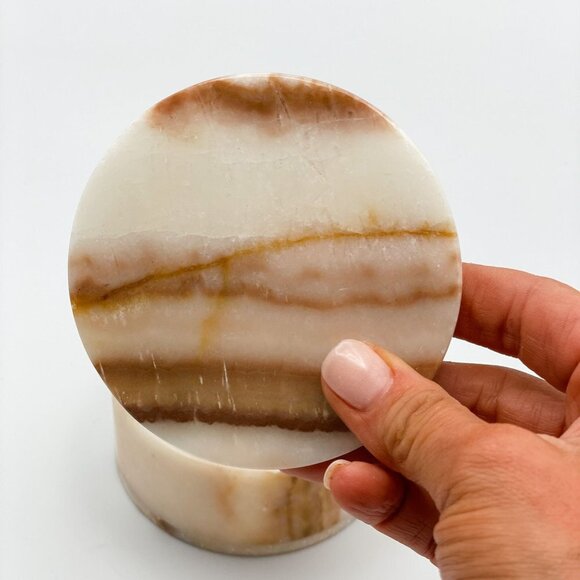 Onyx Round Box, Handcrafted with Natural Earth Tones and Natural Veining - Picture 8 of 10